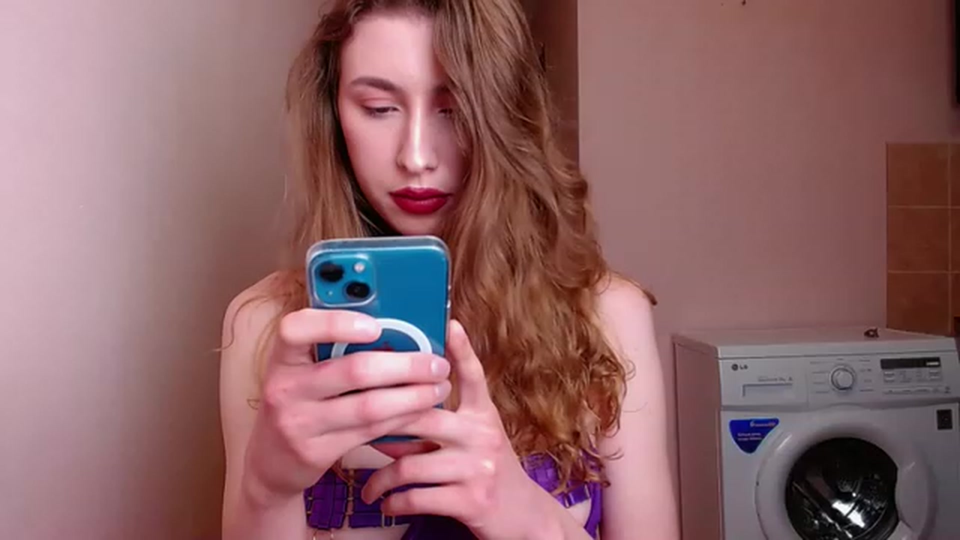 Gallery image thumbnail from Alice_one's myfreecams stream on, 04/29/2023, 17:14 image 14 of 20