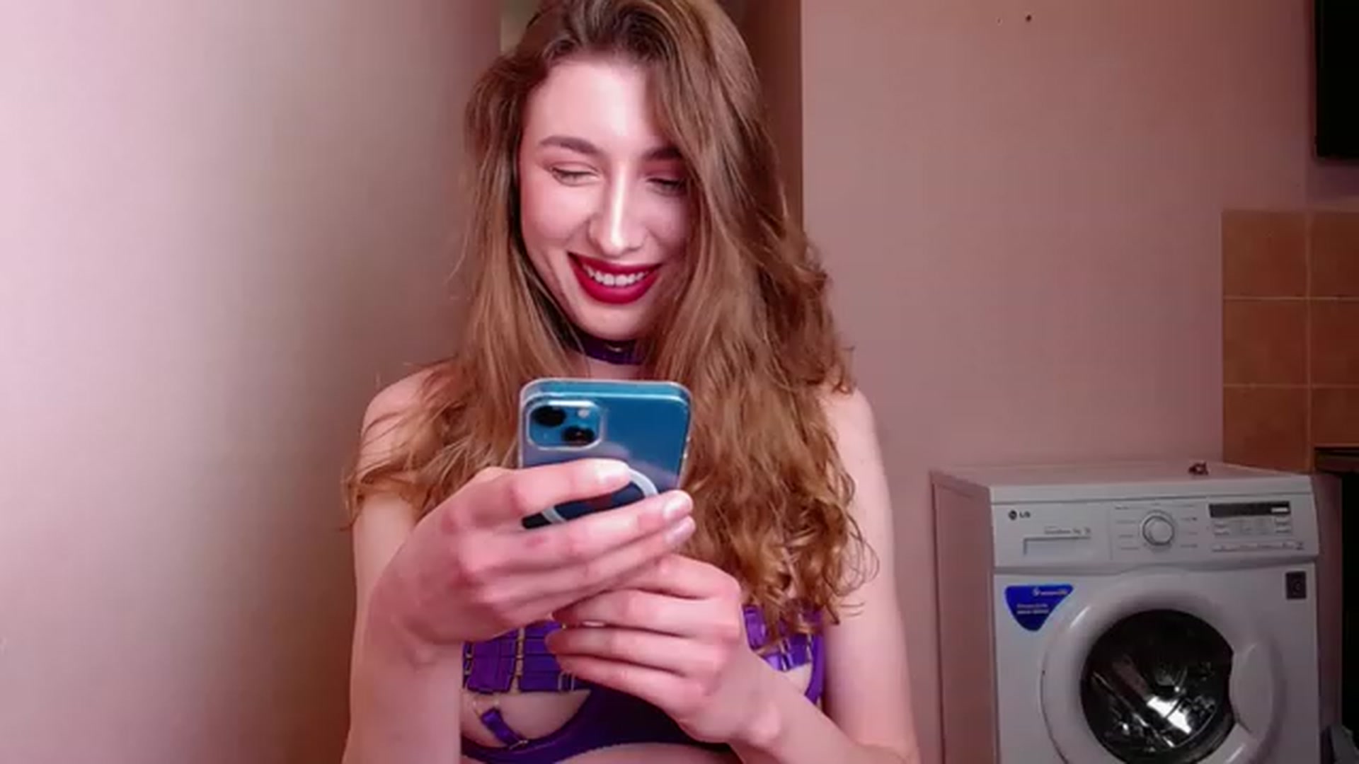 Gallery image thumbnail from Alice_one's myfreecams stream on, 04/29/2023, 17:14 image 9 of 20