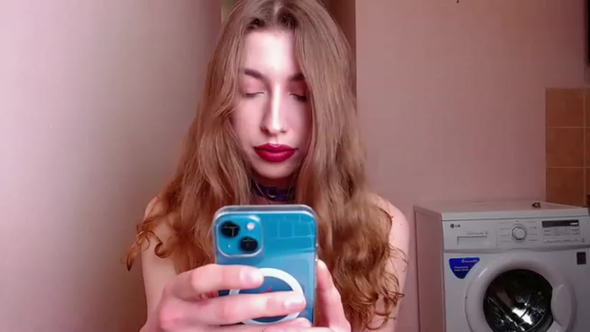 Gallery image thumbnail from Alice_one's myfreecams stream on, 04/29/2023, 17:14 image 17 of 20