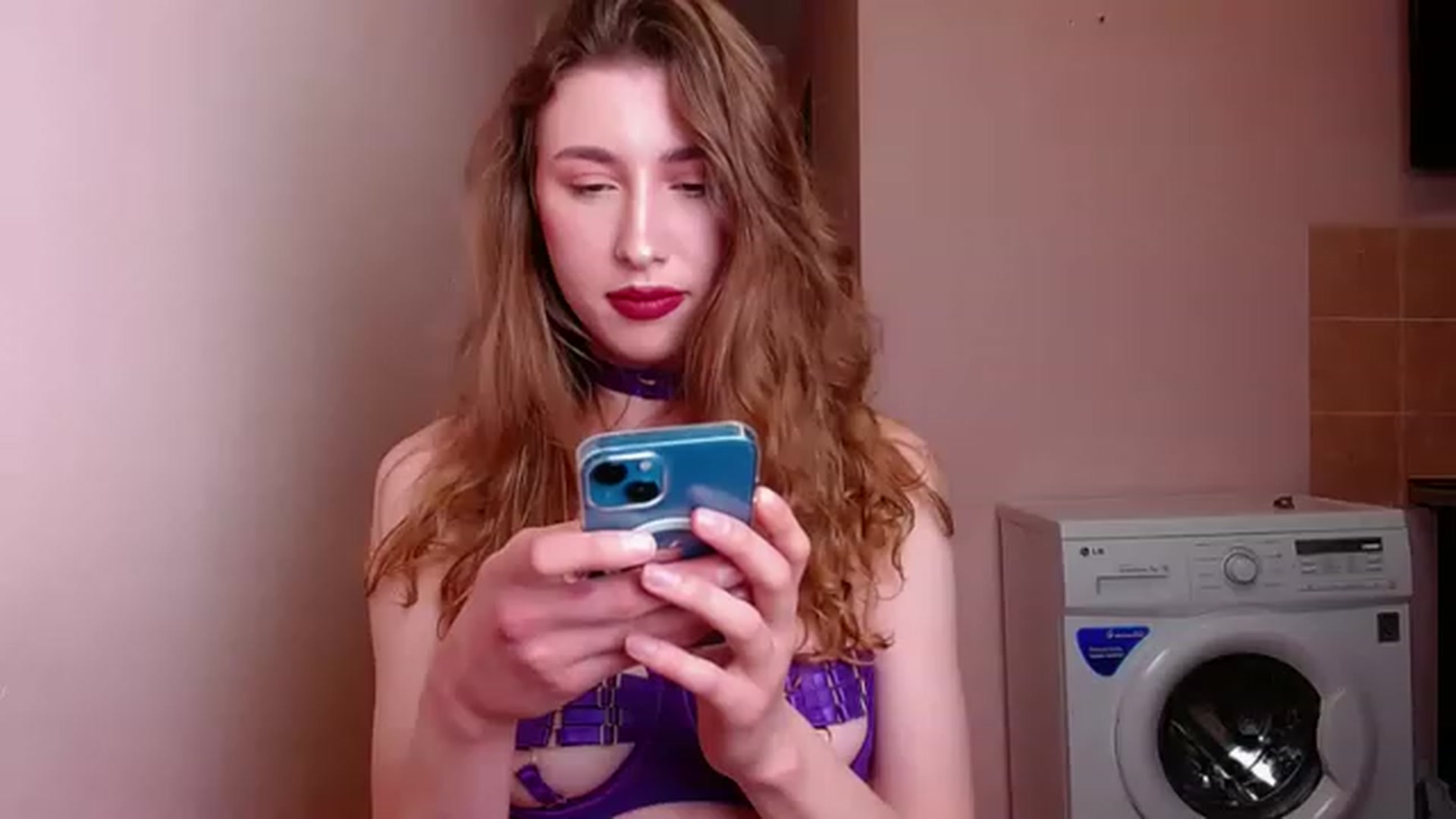 Gallery image thumbnail from Alice_one's myfreecams stream on, 04/29/2023, 17:14 image 12 of 20
