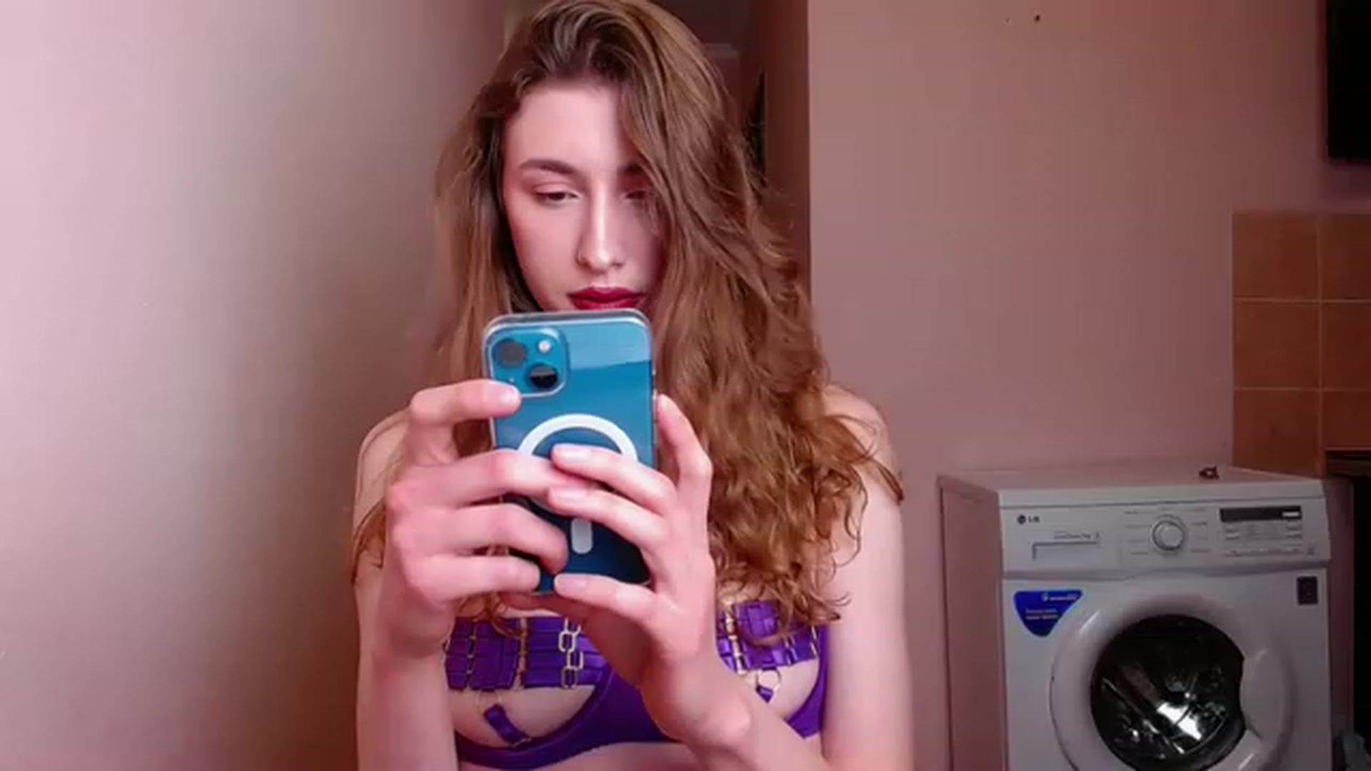 Gallery image thumbnail from Alice_one's myfreecams stream on, 04/29/2023, 17:14 image 13 of 20
