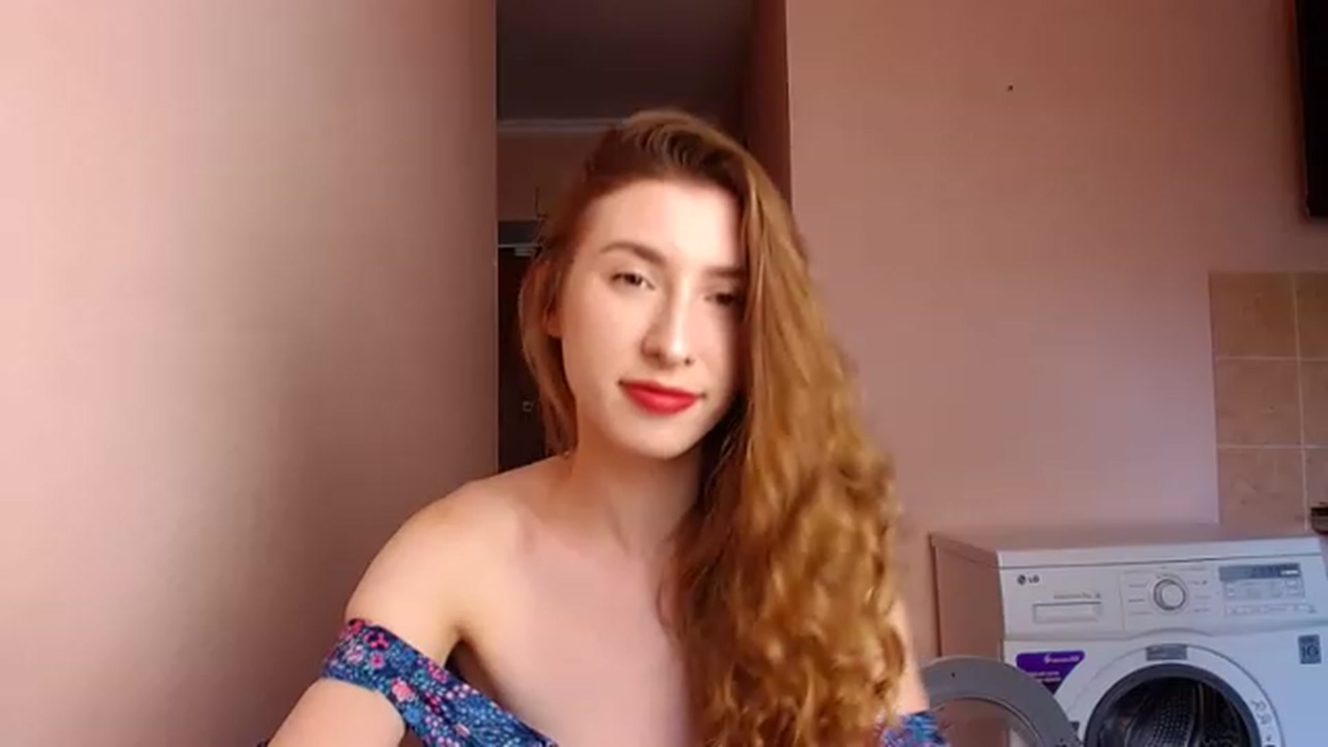 Gallery image thumbnail from Alice_one's myfreecams stream on, 06/18/2023, 16:38 image 5 of 20