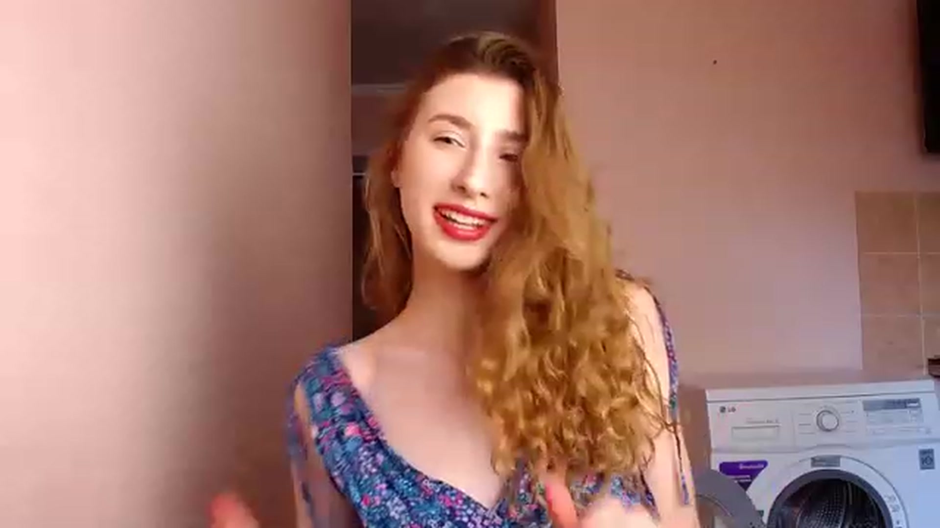Gallery image thumbnail from Alice_one's myfreecams stream on, 06/18/2023, 16:38 image 4 of 20