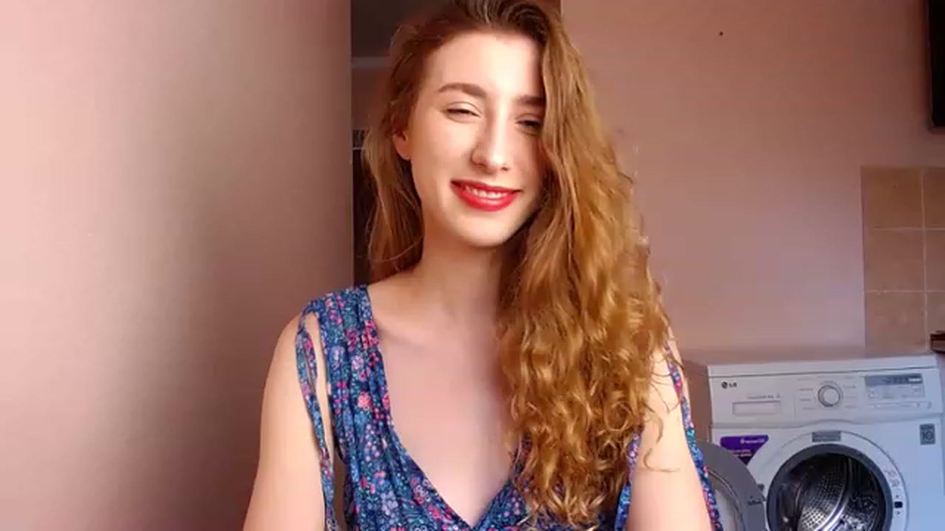 Gallery image thumbnail from Alice_one's myfreecams stream on, 06/18/2023, 16:38 image 7 of 20