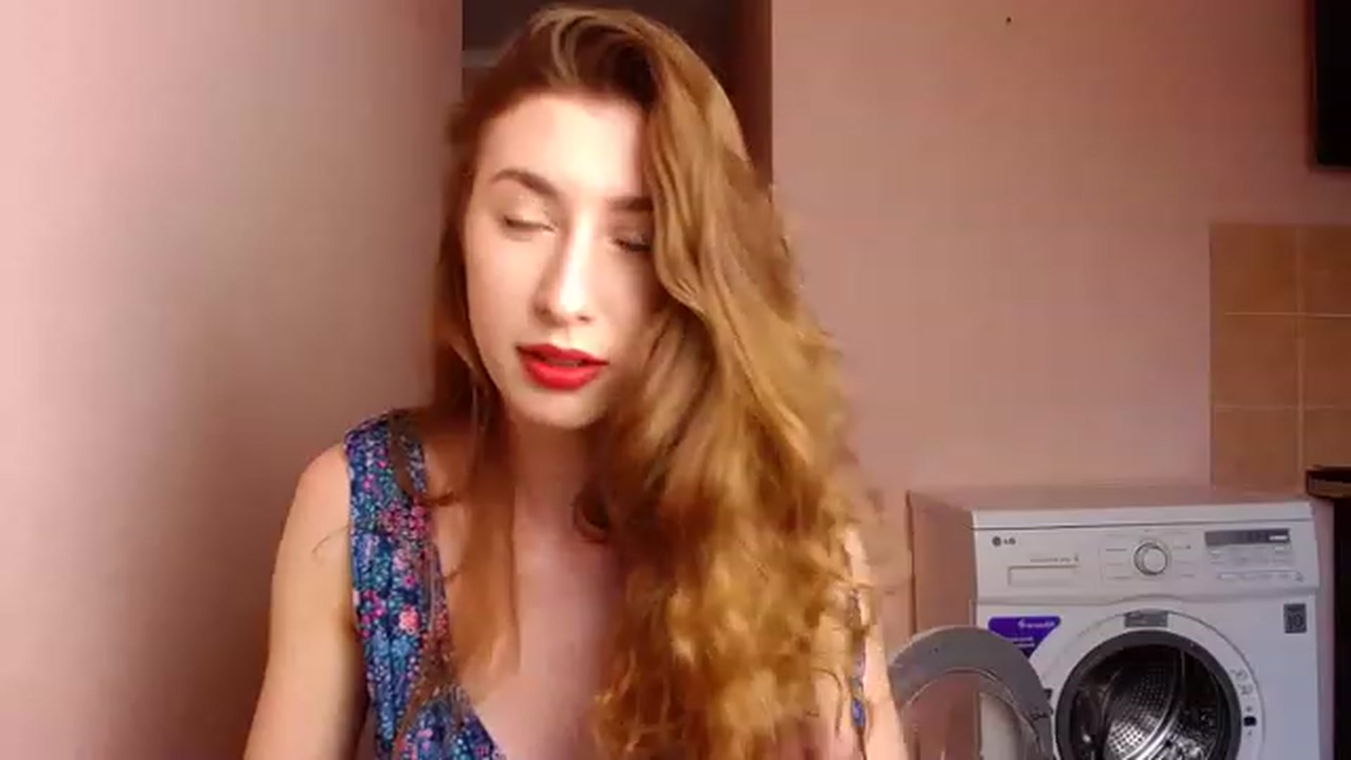 Gallery image thumbnail from Alice_one's myfreecams stream on, 06/18/2023, 17:17 image 9 of 20