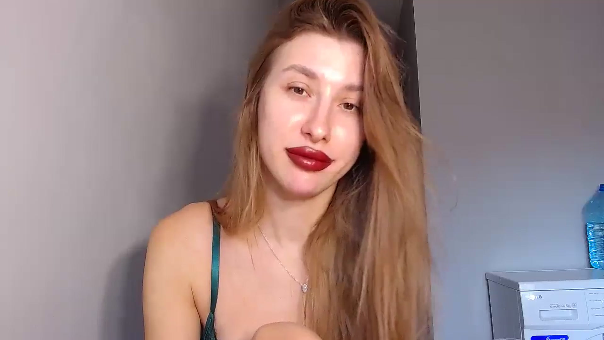 Gallery image thumbnail from Alice_one's myfreecams stream on, 10/21/2024, 13:32 image 7 of 20