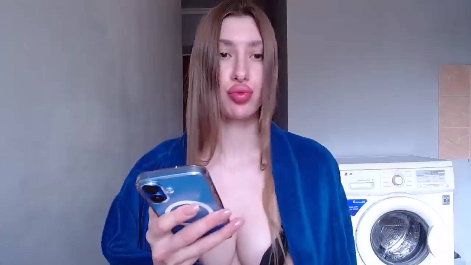 Gallery image thumbnail from Alice_one's myfreecams stream on, 04/15/2025, 13:35 image 15 of 20