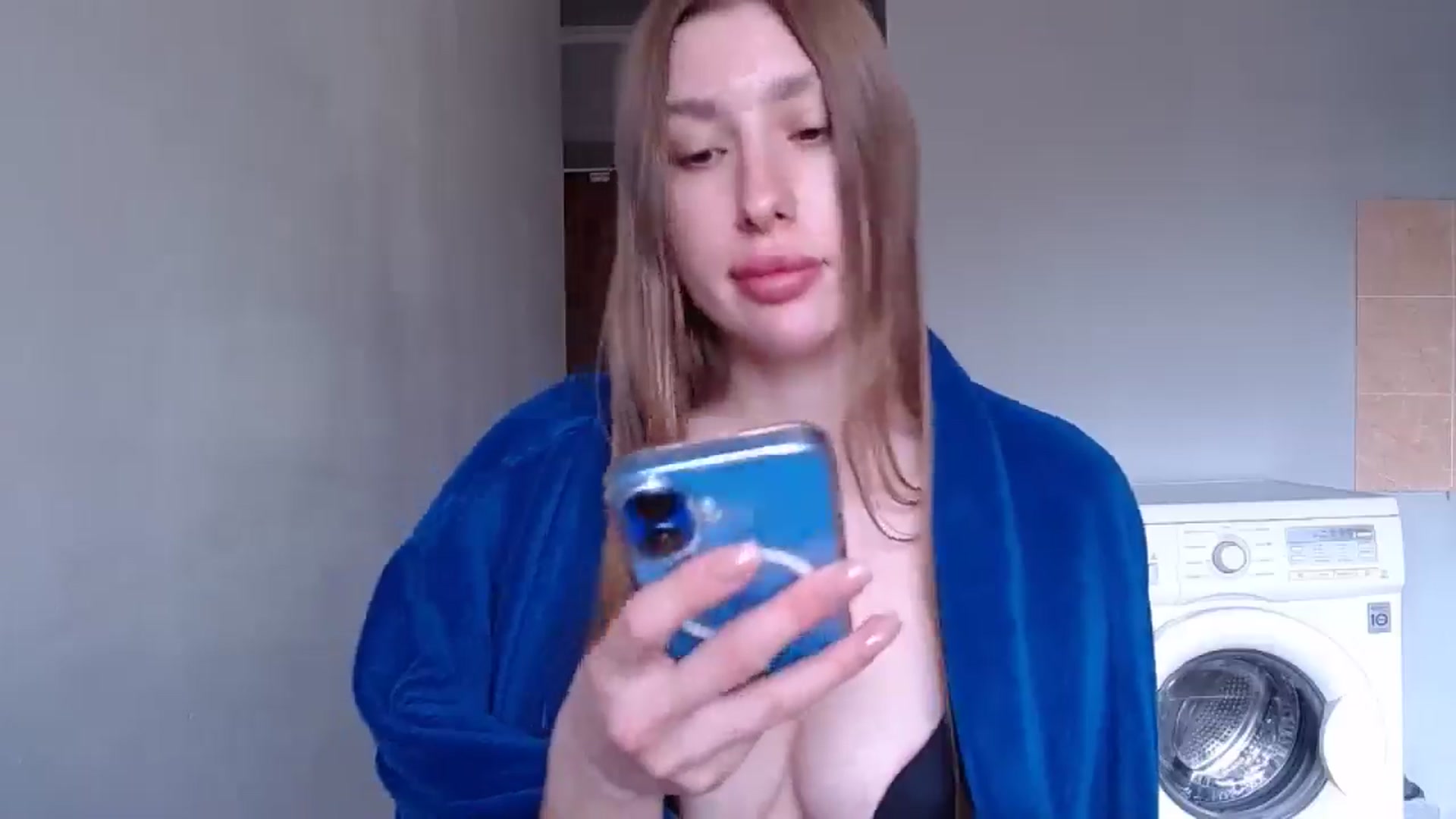 Gallery image thumbnail from Alice_one's myfreecams stream on, 04/15/2025, 13:35 image 13 of 20