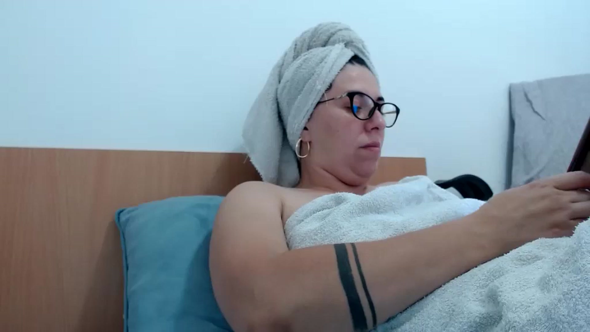 Gallery image thumbnail from Aliceblack24's myfreecams stream on, 09/30/2023, 10:23 image 3 of 20
