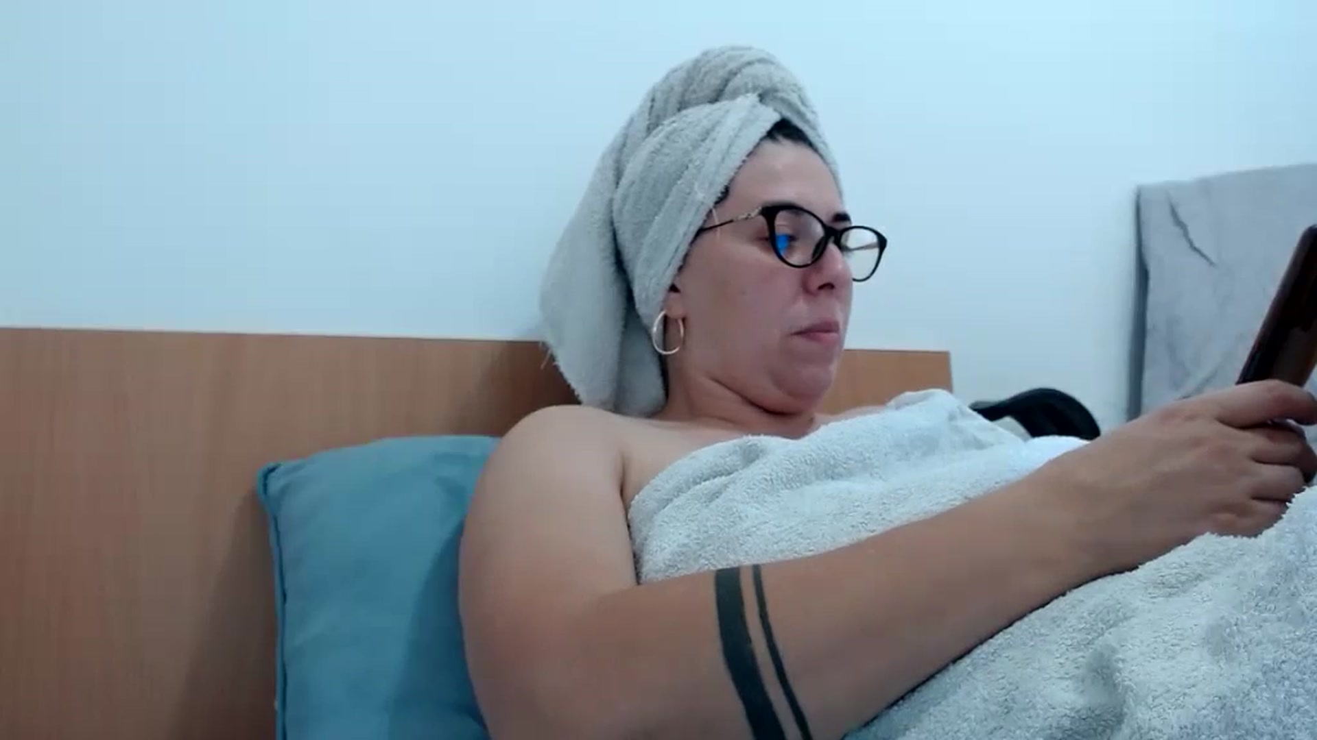 Gallery image thumbnail from Aliceblack24's myfreecams stream on, 09/30/2023, 10:23 image 6 of 20