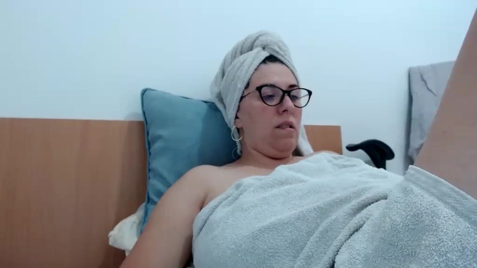 Gallery image thumbnail from Aliceblack24's myfreecams stream on, 09/30/2023, 10:23 image 18 of 20