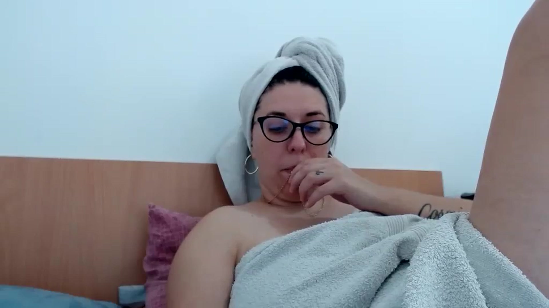 Gallery image thumbnail from Aliceblack24's myfreecams stream on, 10/30/2023, 13:16 image 10 of 20
