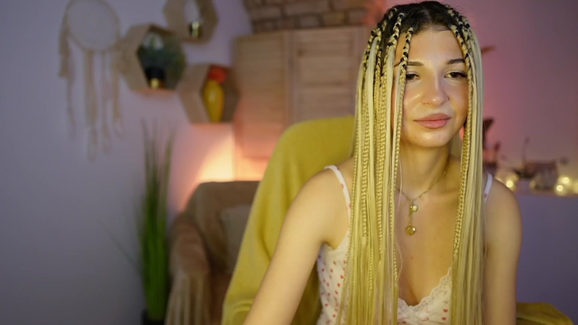 Gallery image thumbnail from Alicee_Kiss's myfreecams stream on, 12/16/2024, 21:02 image 10 of 20