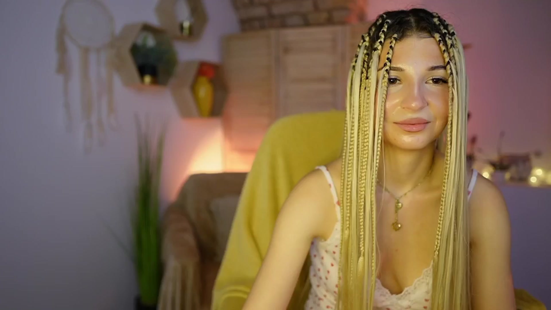 Gallery image thumbnail from Alicee_Kiss's myfreecams stream on, 12/16/2024, 21:02 image 11 of 20