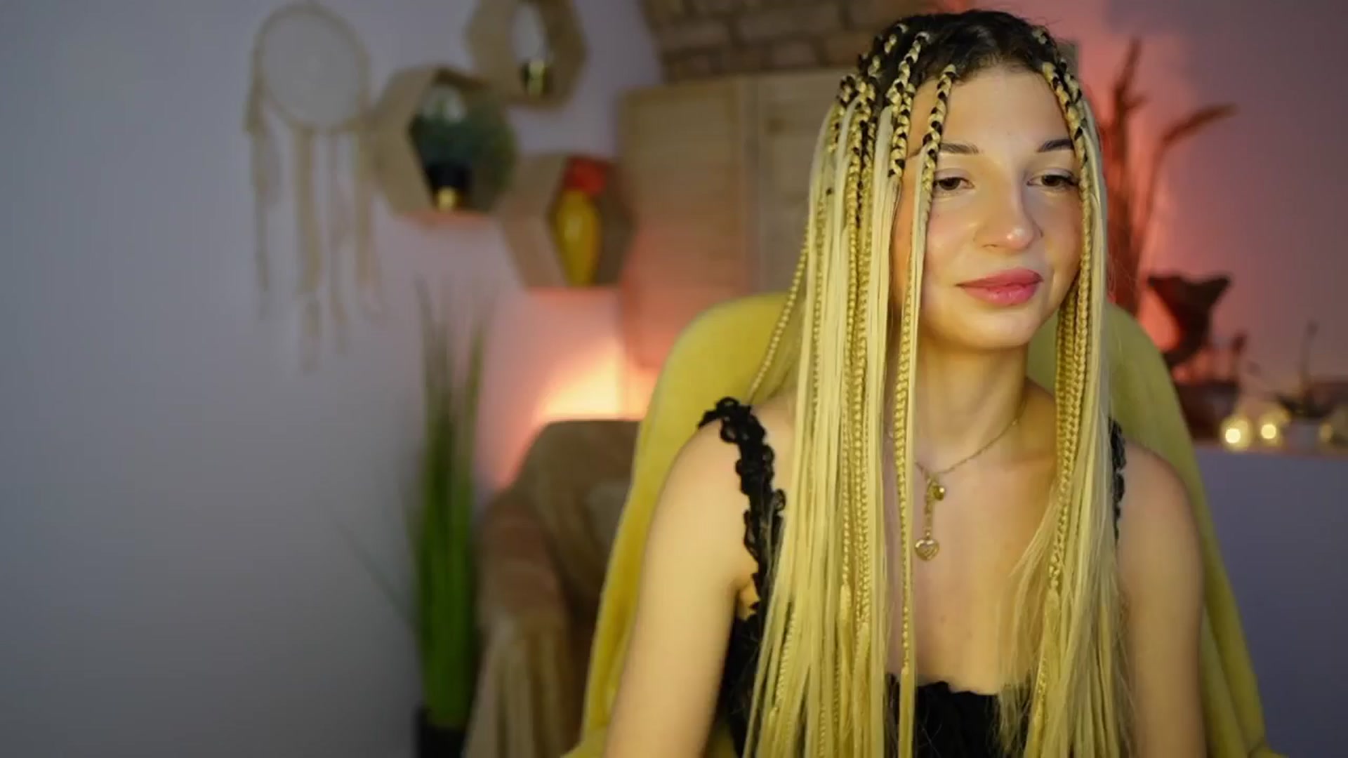 Gallery image thumbnail from Alicee_Kiss's myfreecams stream on, 12/17/2024, 21:17 image 14 of 20