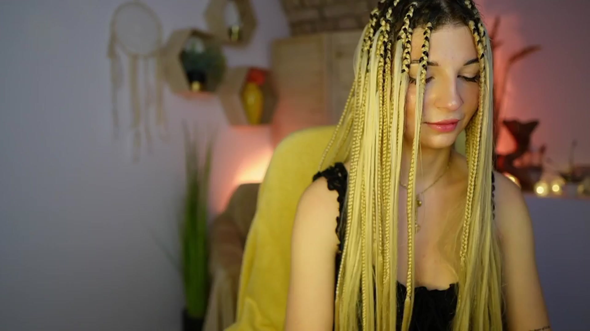 Gallery image thumbnail from Alicee_Kiss's myfreecams stream on, 12/17/2024, 21:17 image 8 of 20