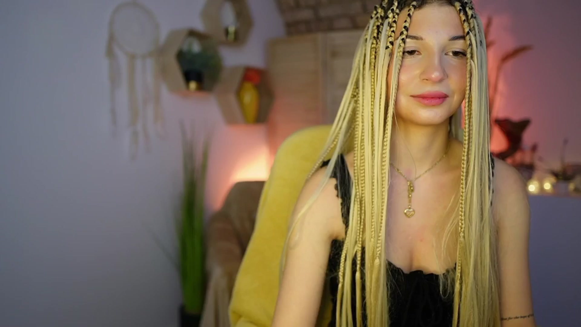 Gallery image thumbnail from Alicee_Kiss's myfreecams stream on, 12/17/2024, 21:17 image 2 of 20