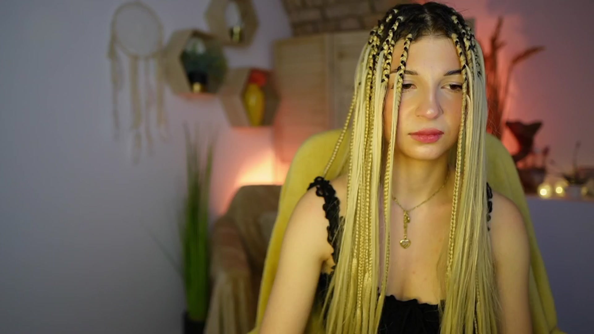 Gallery image thumbnail from Alicee_Kiss's myfreecams stream on, 12/17/2024, 21:17 image 13 of 20