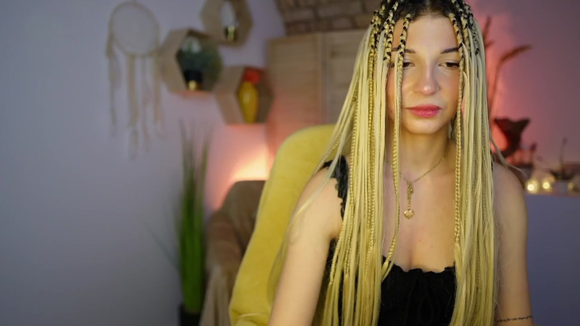 Gallery image thumbnail from Alicee_Kiss's myfreecams stream on, 12/17/2024, 21:17 image 4 of 20