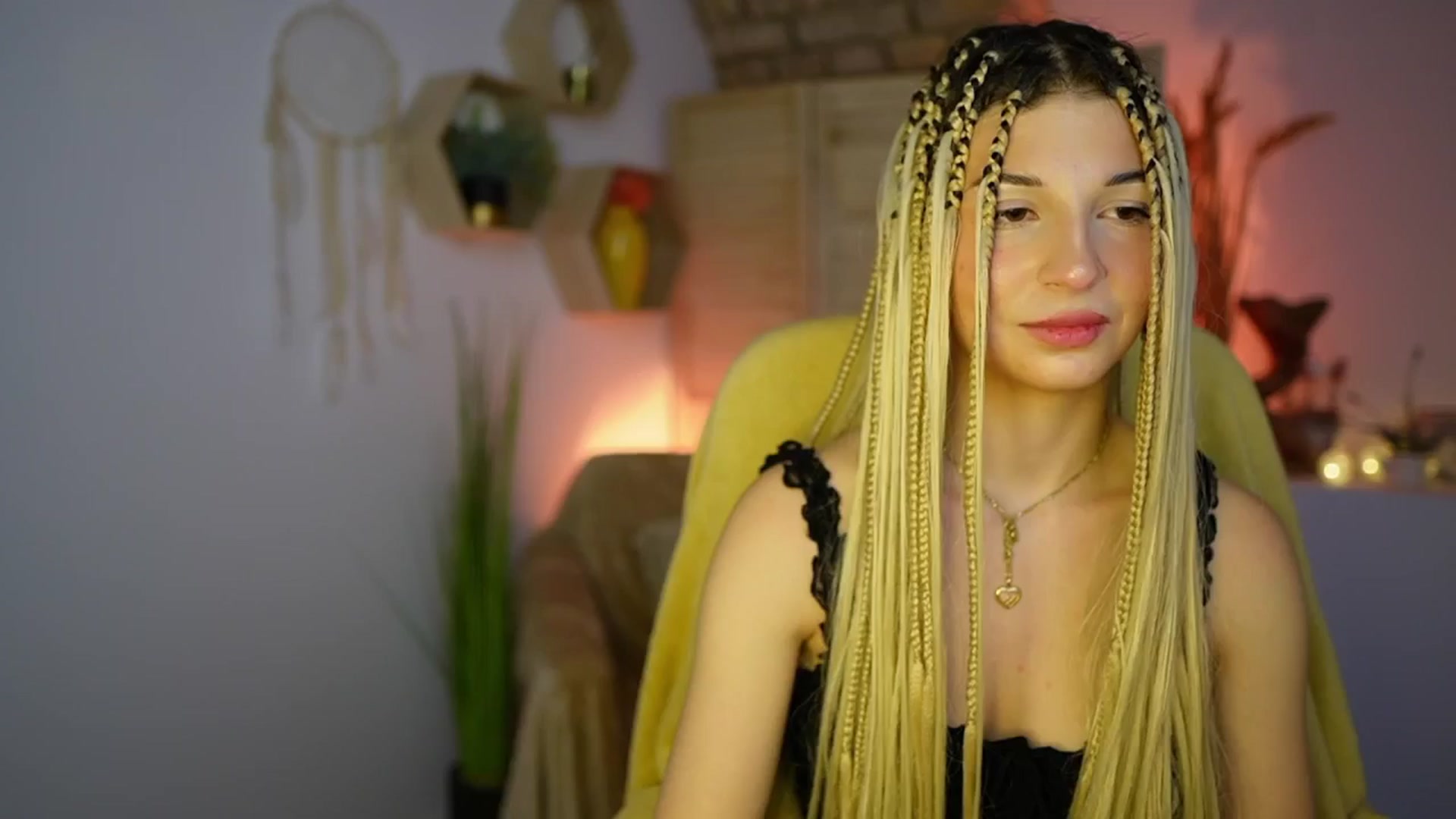 Gallery image thumbnail from Alicee_Kiss's myfreecams stream on, 12/17/2024, 21:17 image 19 of 20