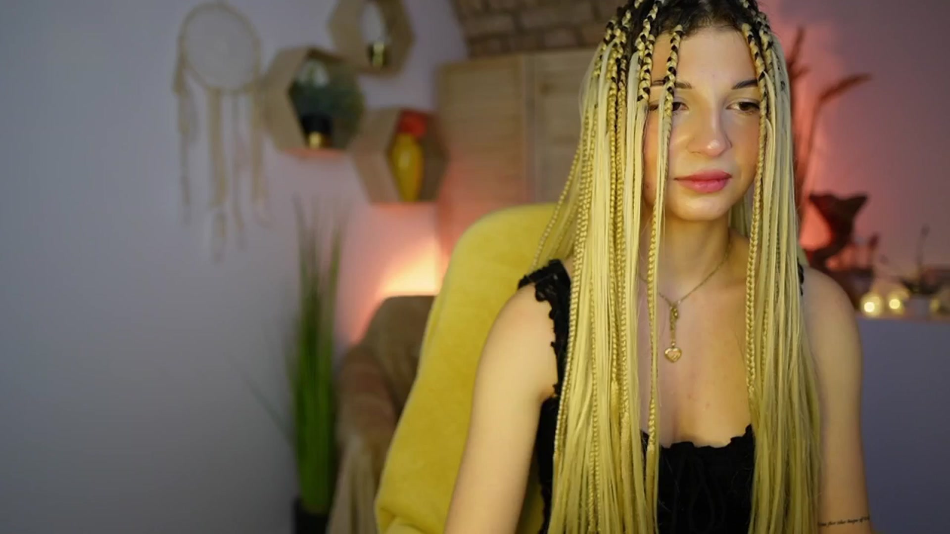 Gallery image thumbnail from Alicee_Kiss's myfreecams stream on, 12/17/2024, 21:17 image 7 of 20