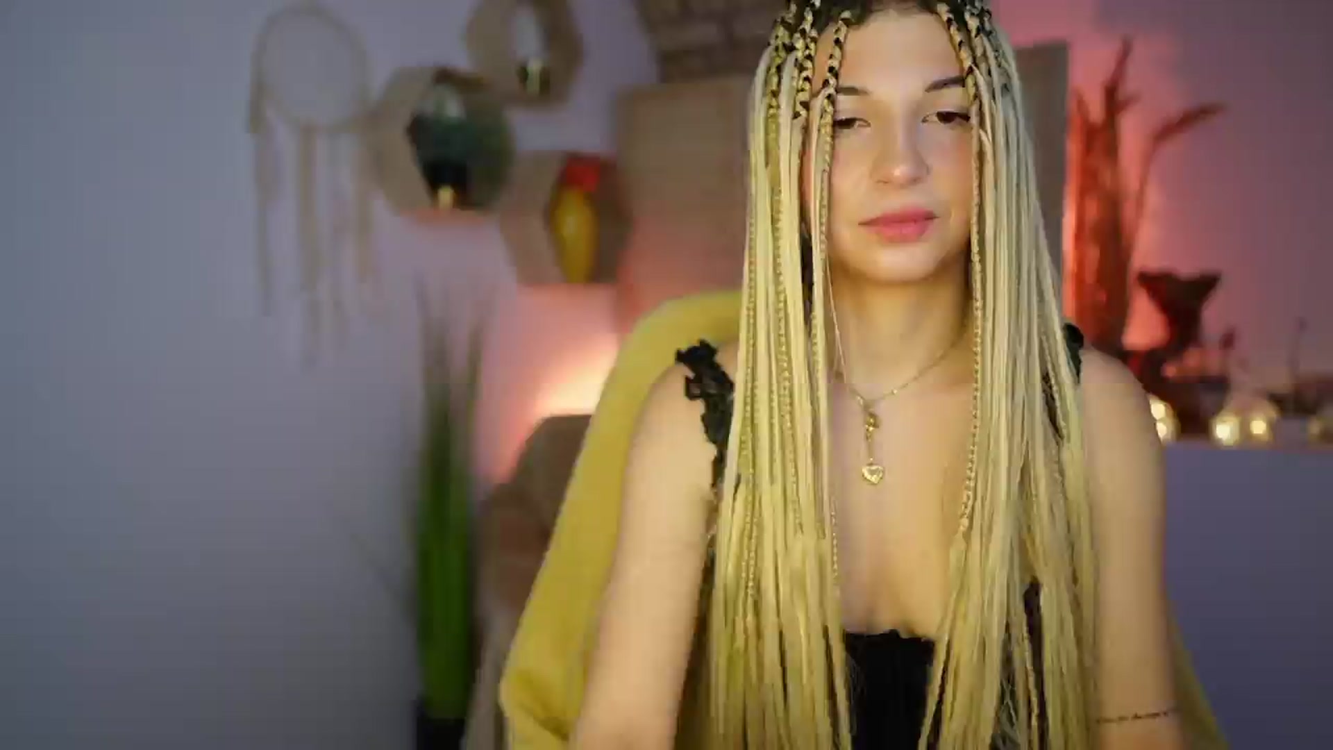 Gallery image thumbnail from Alicee_Kiss's myfreecams stream on, 12/18/2024, 24:33 image 20 of 20