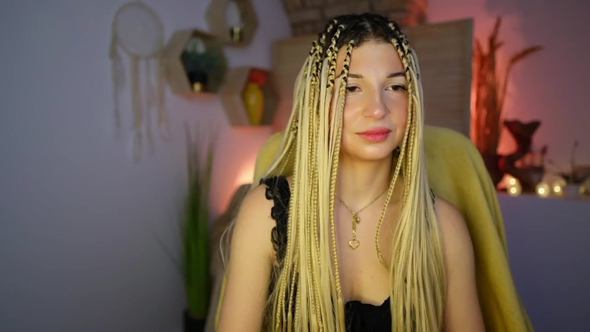 Gallery image thumbnail from Alicee_Kiss's myfreecams stream on, 12/18/2024, 24:33 image 1 of 20