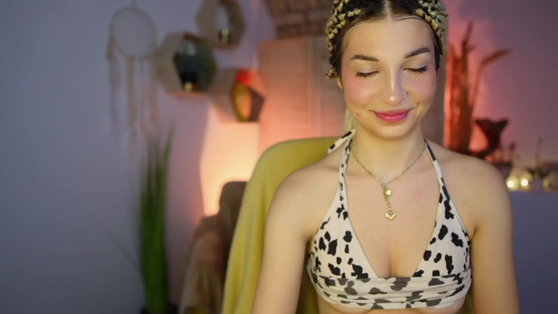 Gallery image thumbnail from Alicee_Kiss's myfreecams stream on, 12/19/2024, 23:21 image 10 of 20