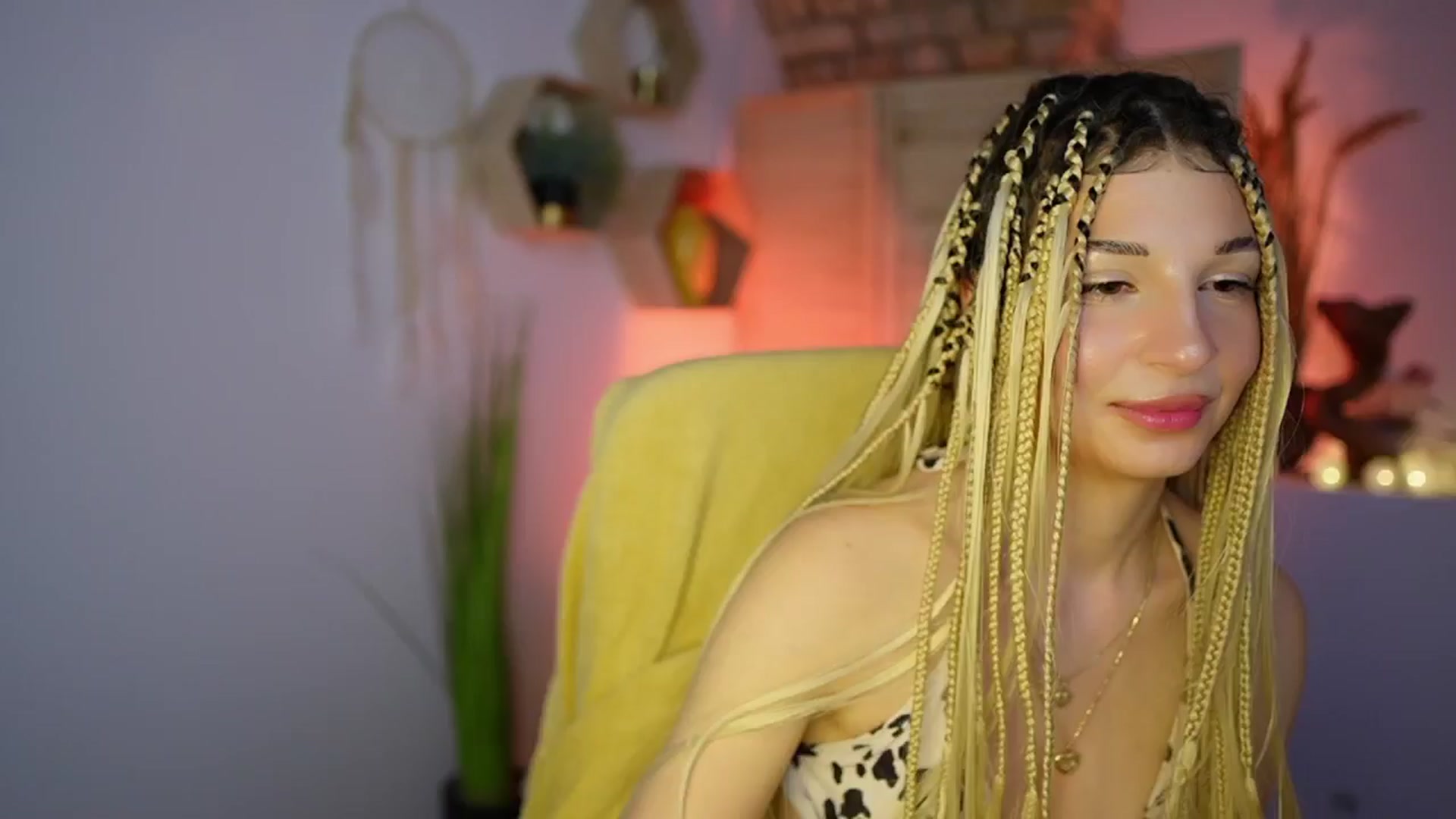 Gallery image thumbnail from Alicee_Kiss's myfreecams stream on, 12/28/2024, 24:11 image 12 of 20