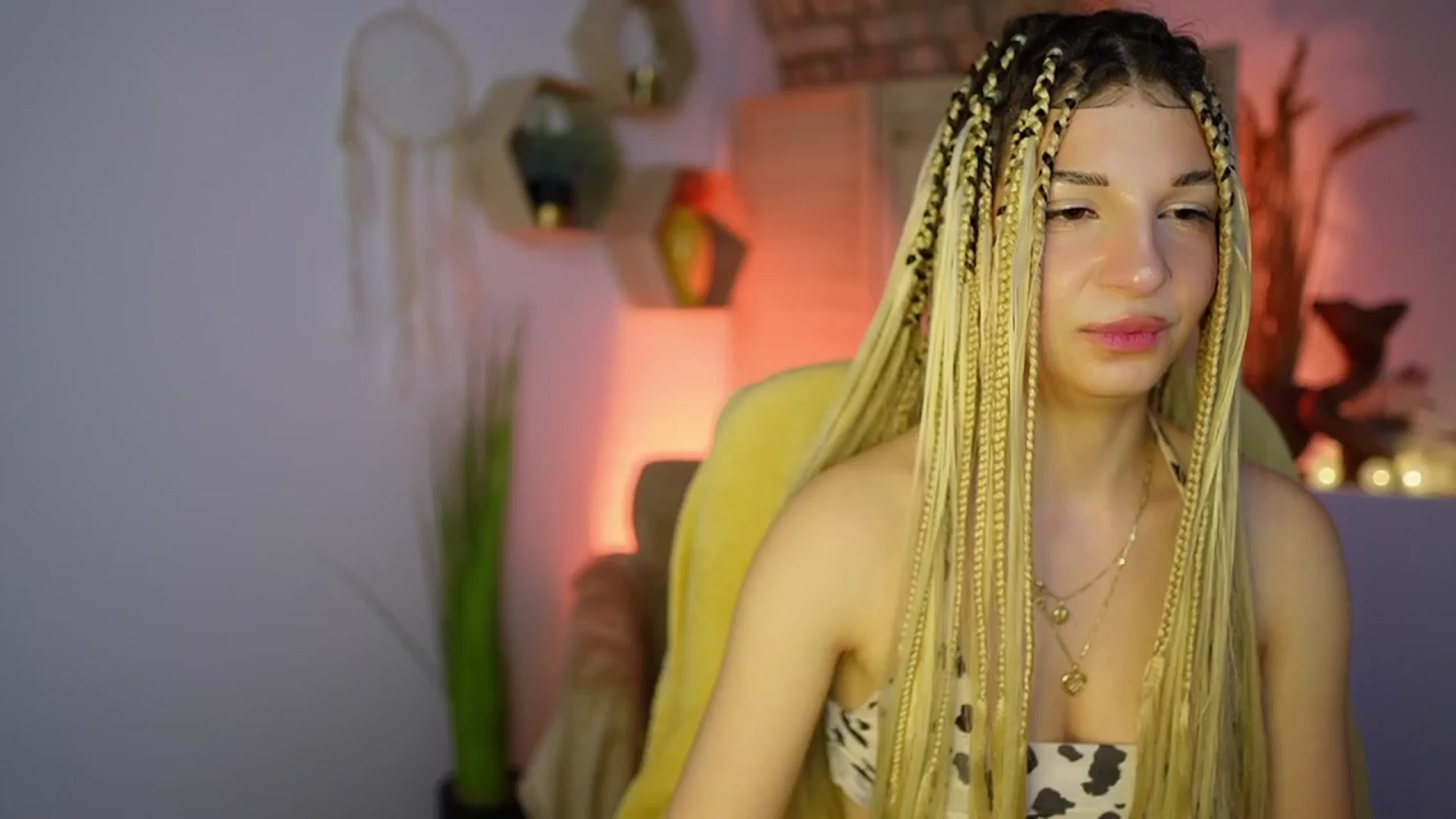 Gallery image thumbnail from Alicee_Kiss's myfreecams stream on, 12/28/2024, 24:11 image 19 of 20