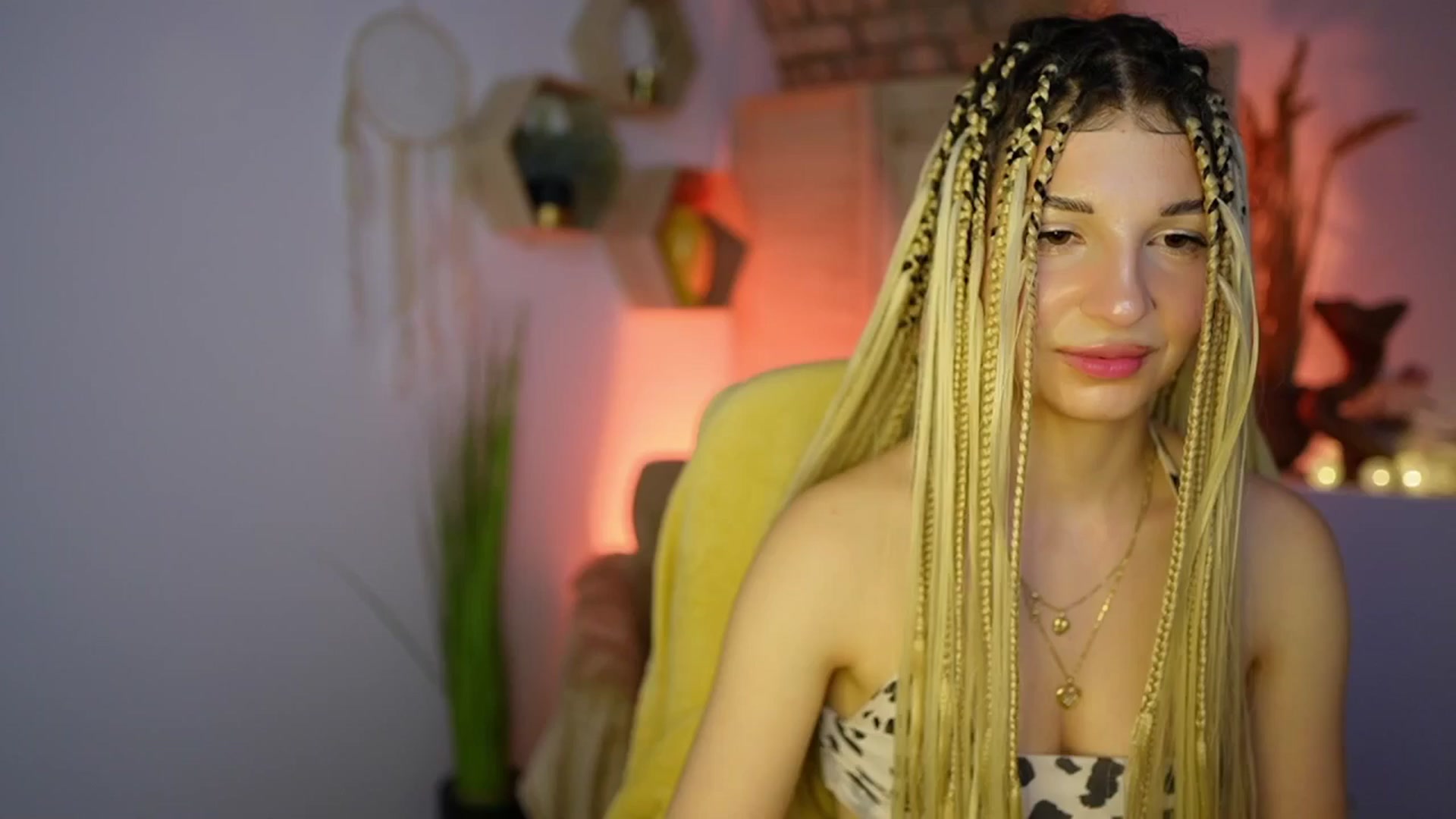 Gallery image thumbnail from Alicee_Kiss's myfreecams stream on, 12/28/2024, 24:11 image 20 of 20