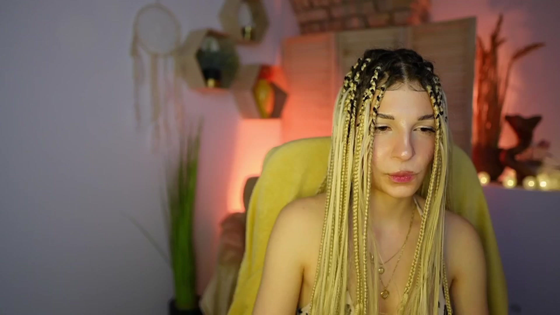 Gallery image thumbnail from Alicee_Kiss's myfreecams stream on, 12/28/2024, 24:11 image 17 of 20