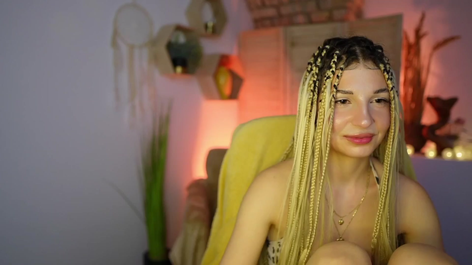 Gallery image thumbnail from Alicee_Kiss's myfreecams stream on, 12/28/2024, 24:11 image 14 of 20