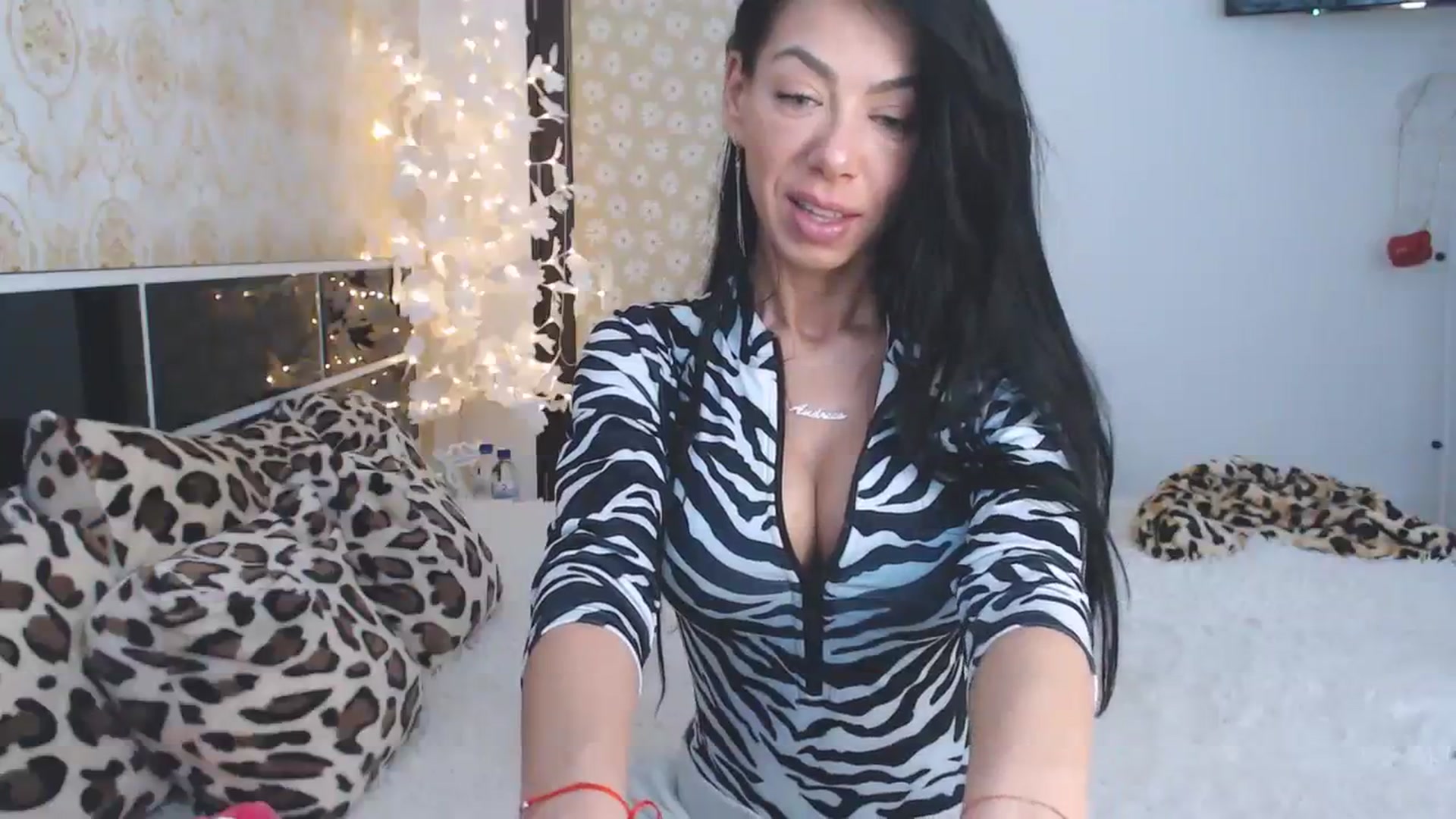 Gallery image thumbnail from Aliceloveee's myfreecams stream on, 03/25/2024, 15:23 image 14 of 20