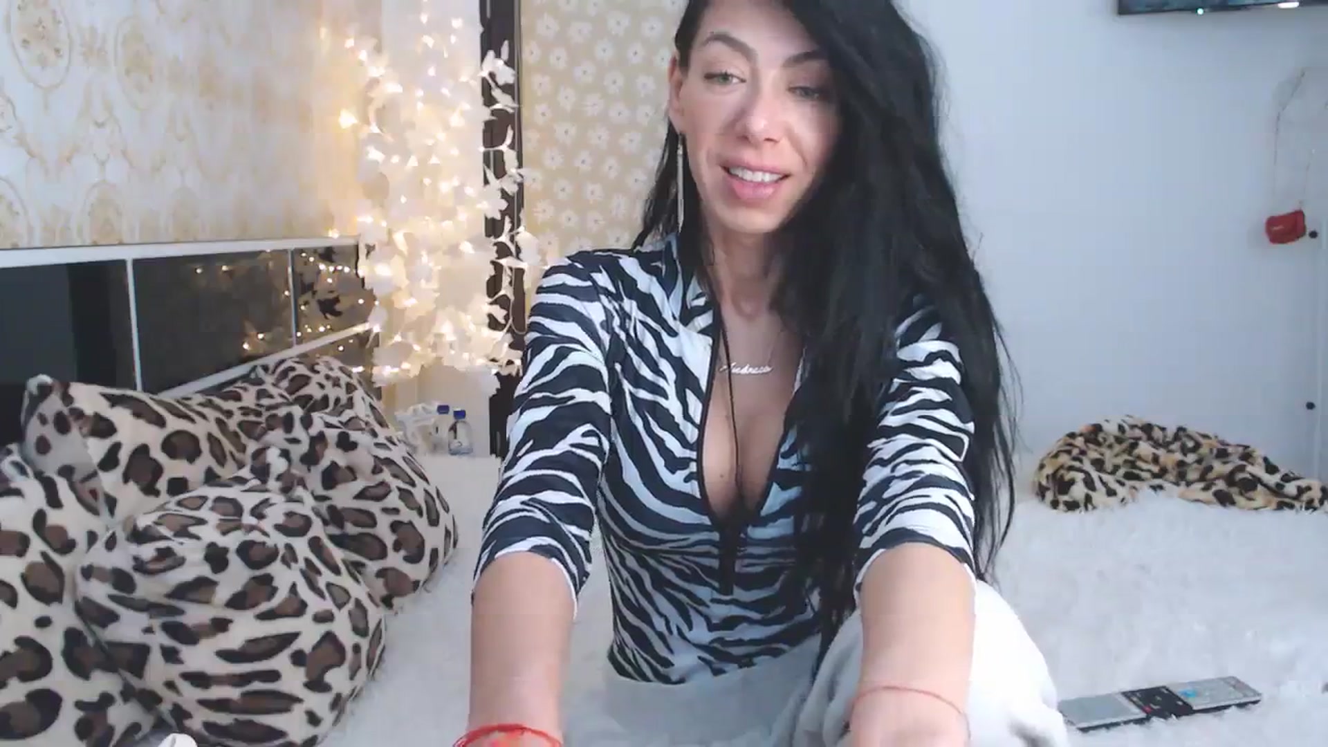 Gallery image thumbnail from Aliceloveee's myfreecams stream on, 03/25/2024, 16:43 image 6 of 20