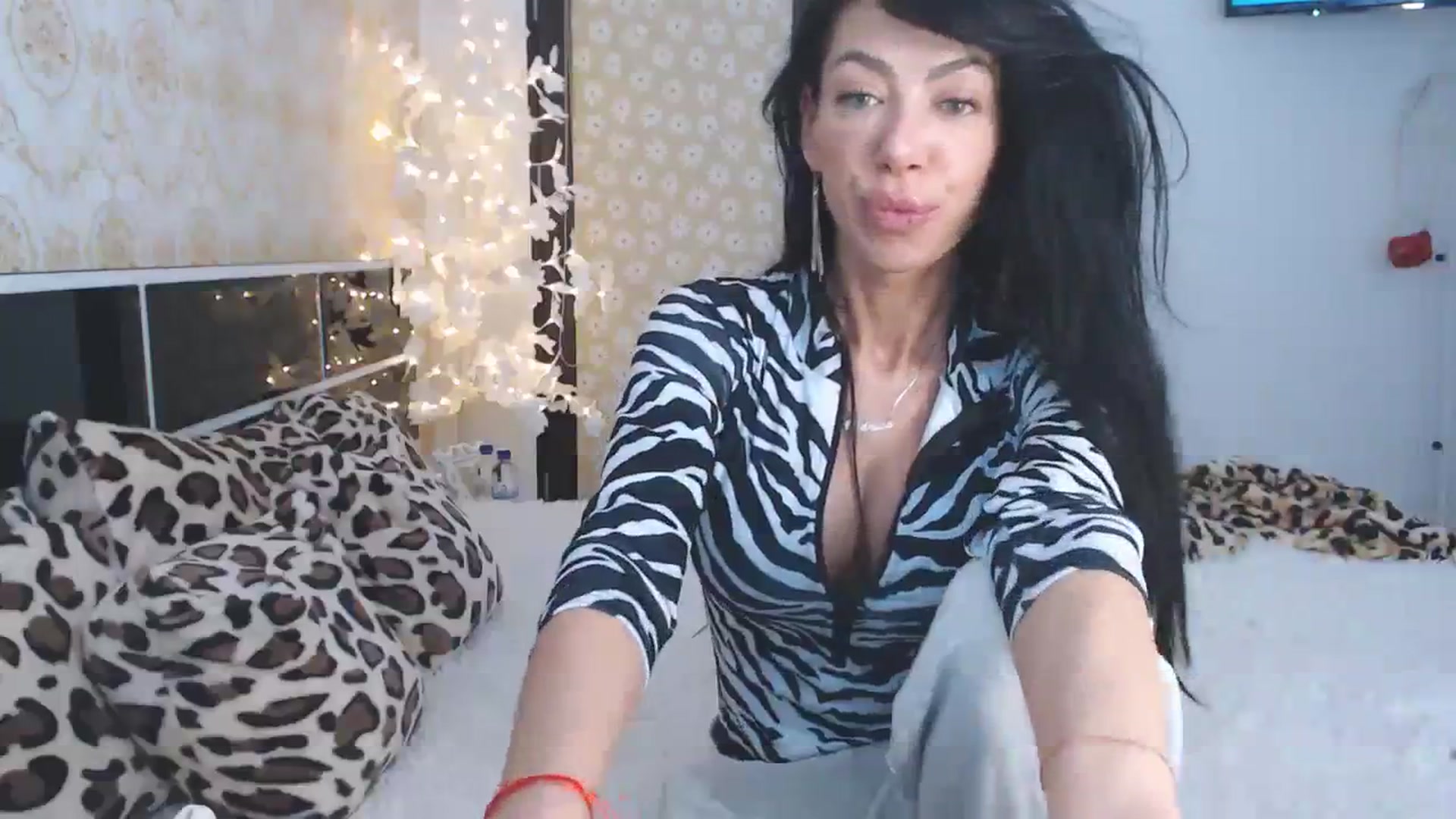 Gallery image thumbnail from Aliceloveee's myfreecams stream on, 03/25/2024, 16:43 image 3 of 20