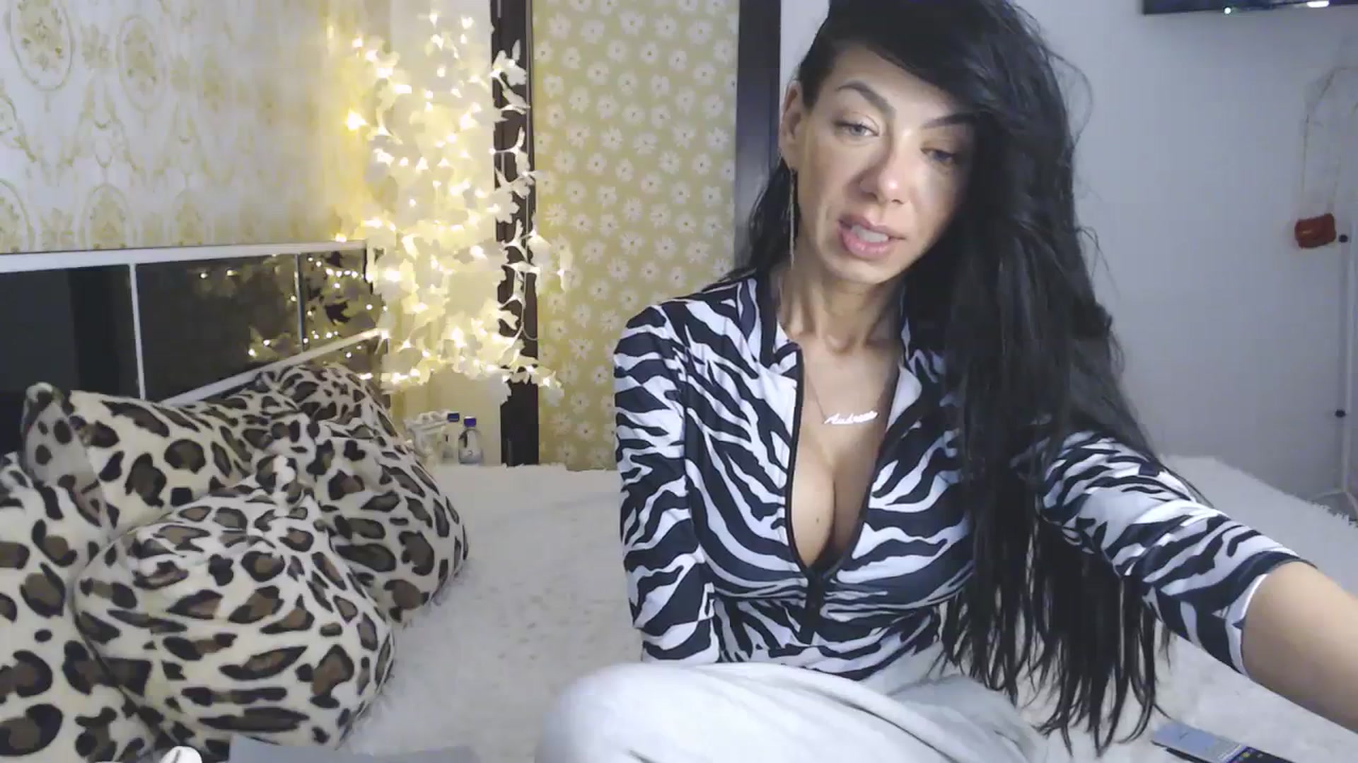 Gallery image thumbnail from Aliceloveee's myfreecams stream on, 03/25/2024, 16:43 image 18 of 20