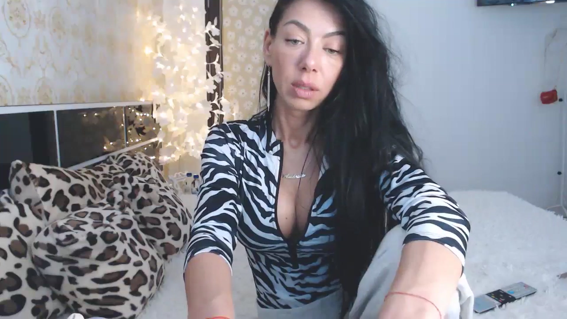 Gallery image thumbnail from Aliceloveee's myfreecams stream on, 03/25/2024, 16:43 image 12 of 20