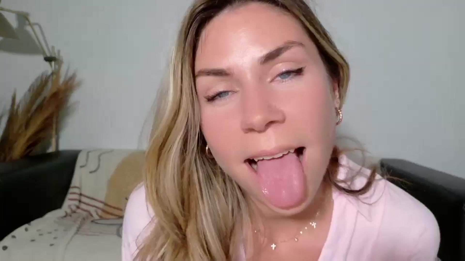 Gallery image thumbnail from Alicewonder1's myfreecams stream on, 04/15/2025, 20:03 image 5 of 20