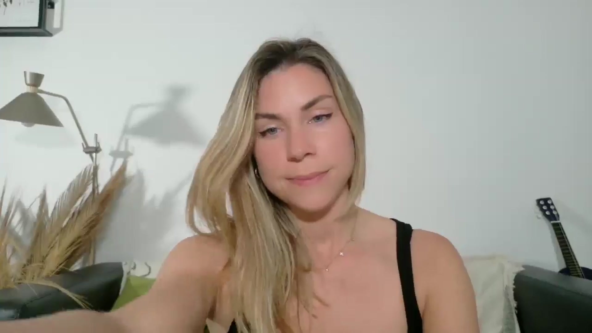 Gallery image thumbnail from Alicewonder1's myfreecams stream on, 04/17/2025, 19:40 image 16 of 20