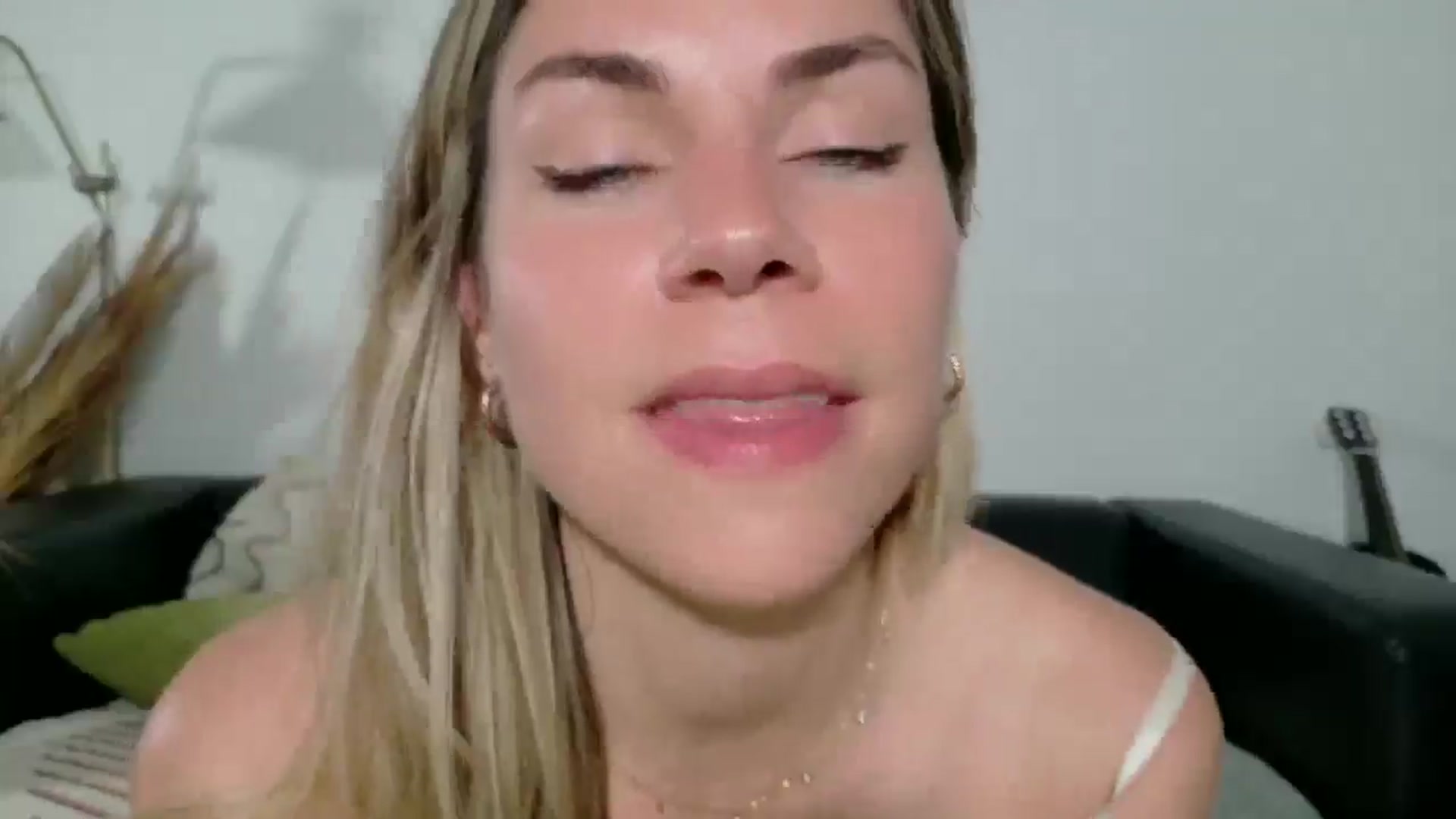 Gallery image thumbnail from Alicewonder1's myfreecams stream on, 04/20/2025, 22:06 image 12 of 20