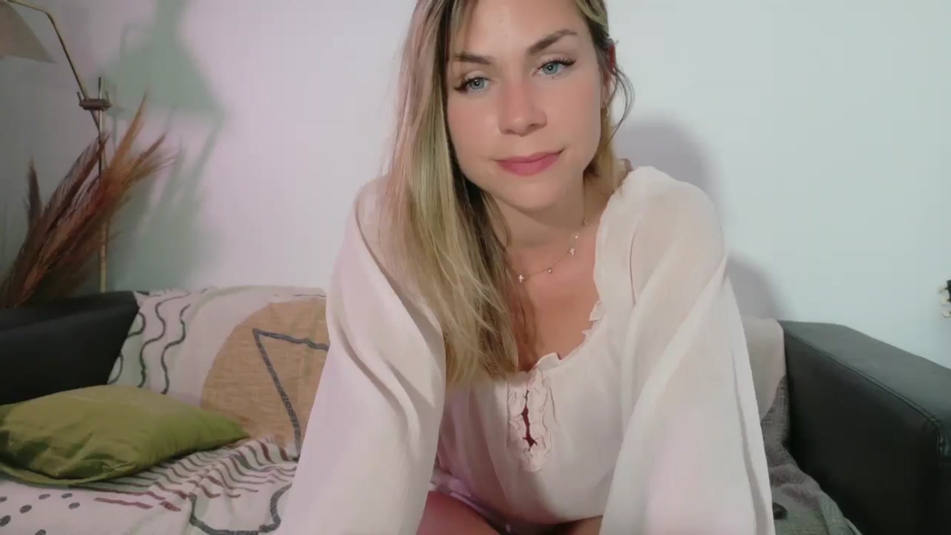 Gallery image thumbnail from Alicewonder1's myfreecams stream on, 05/02/2025, 19:20 image 9 of 20