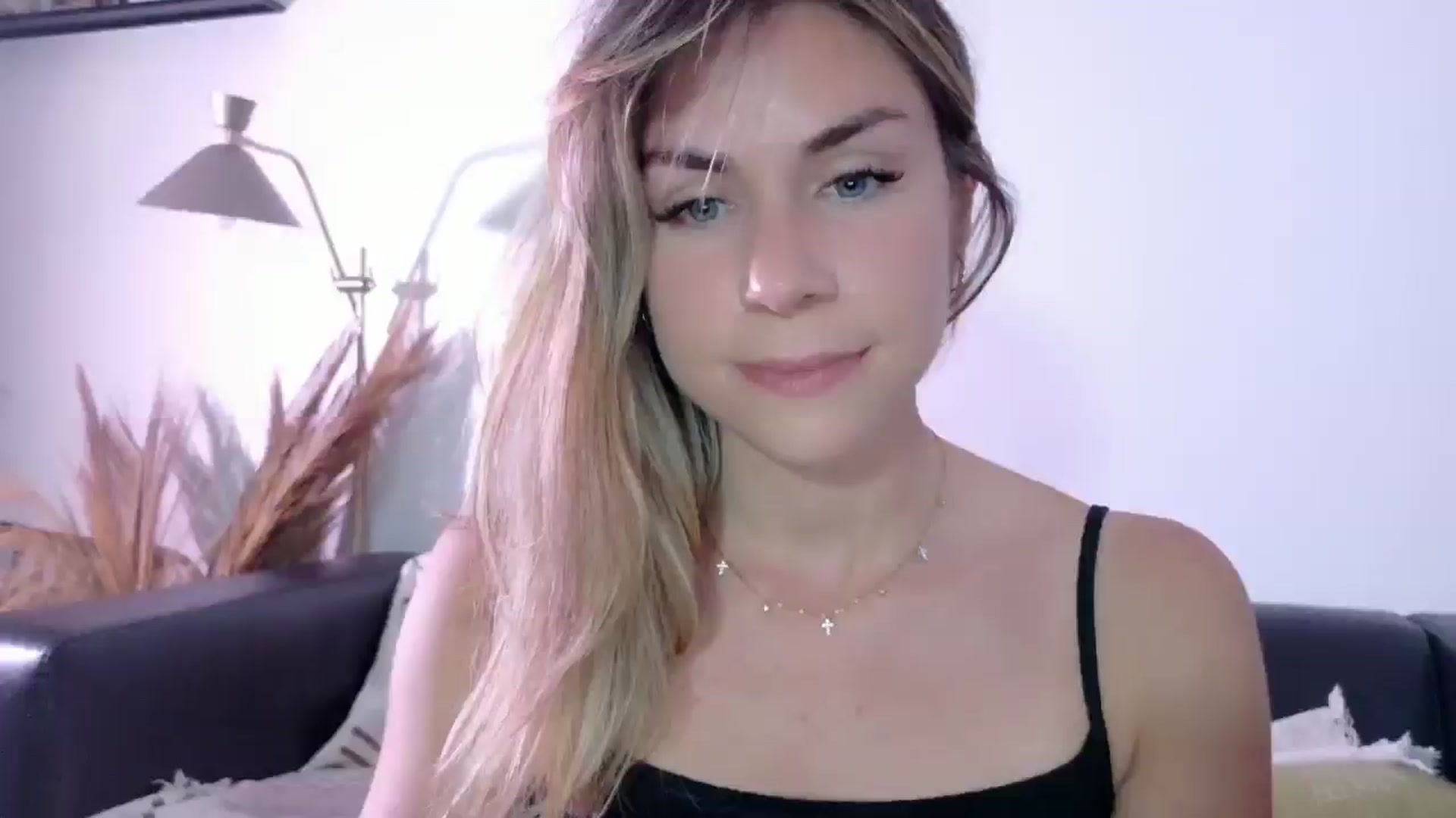 Gallery image thumbnail from Alicewonder1's myfreecams stream on, 05/07/2025, 21:17 image 16 of 20