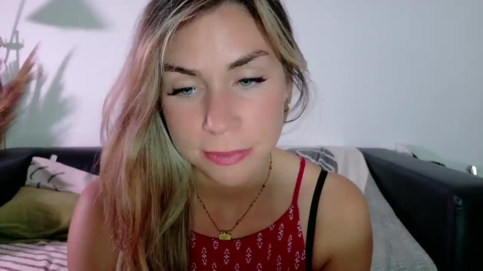 Gallery image thumbnail from Alicewonder1's myfreecams stream on, 05/13/2025, 19:41 image 5 of 20
