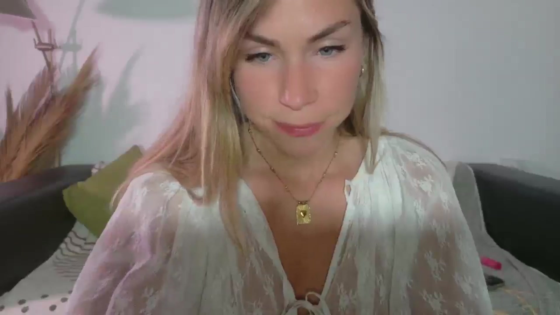 Gallery image thumbnail from Alicewonder1's myfreecams stream on, 05/18/2025, 20:08 image 6 of 20