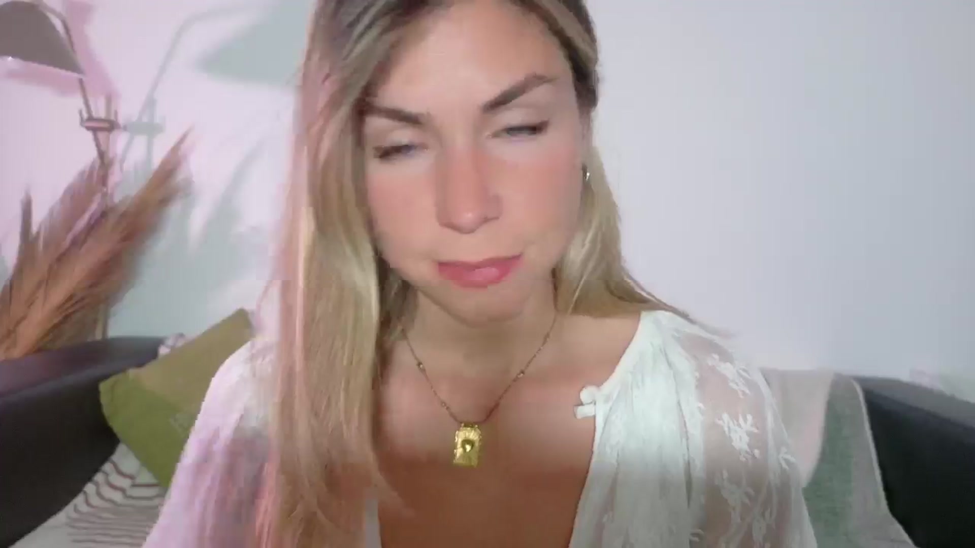 Gallery image thumbnail from Alicewonder1's myfreecams stream on, 05/18/2025, 20:08 image 12 of 20