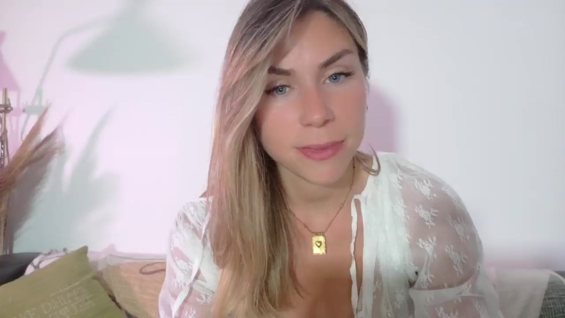Gallery image thumbnail from Alicewonder1's myfreecams stream on, 05/18/2025, 21:36 image 6 of 20