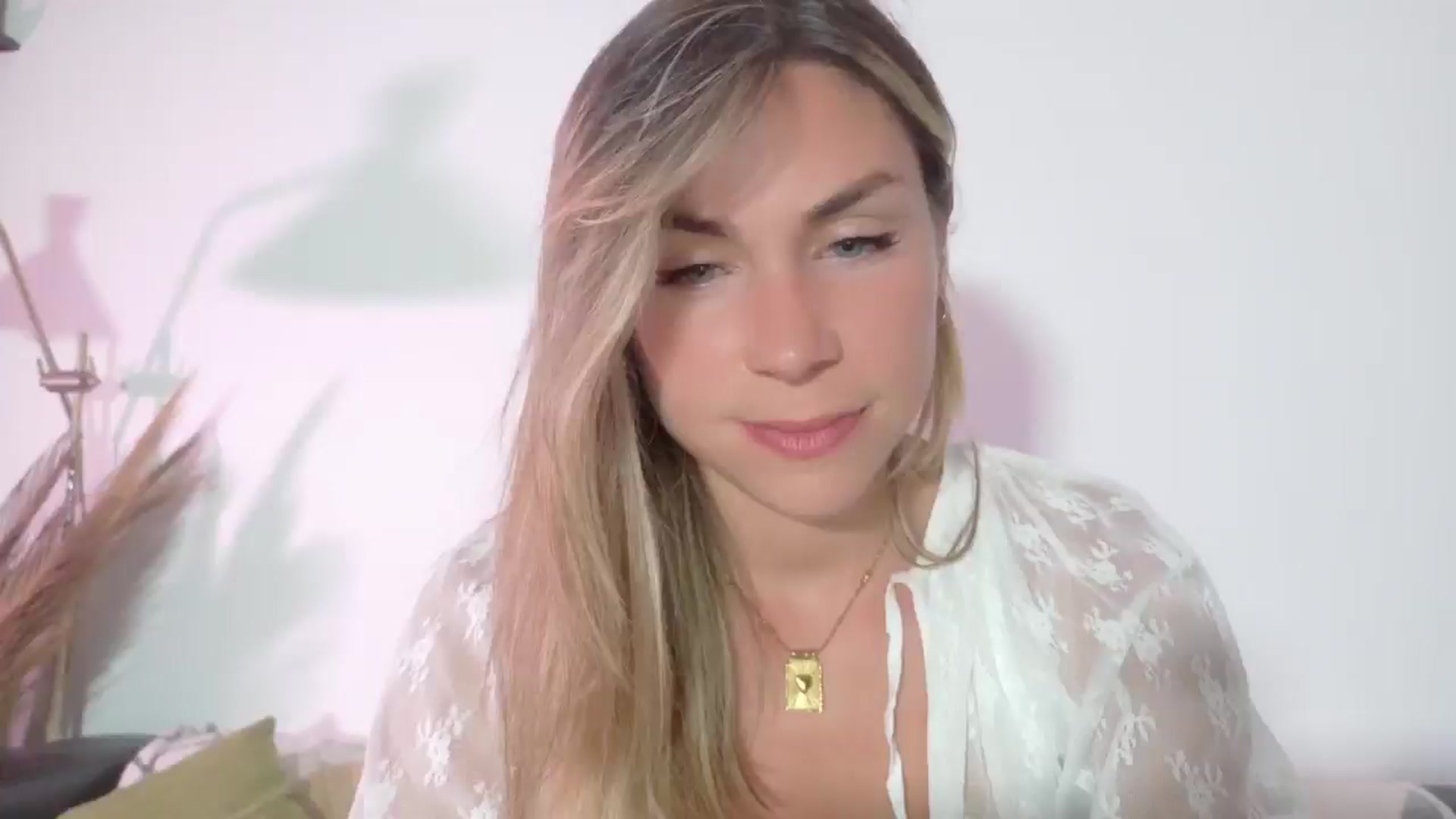 Gallery image thumbnail from Alicewonder1's myfreecams stream on, 05/18/2025, 21:36 image 17 of 20