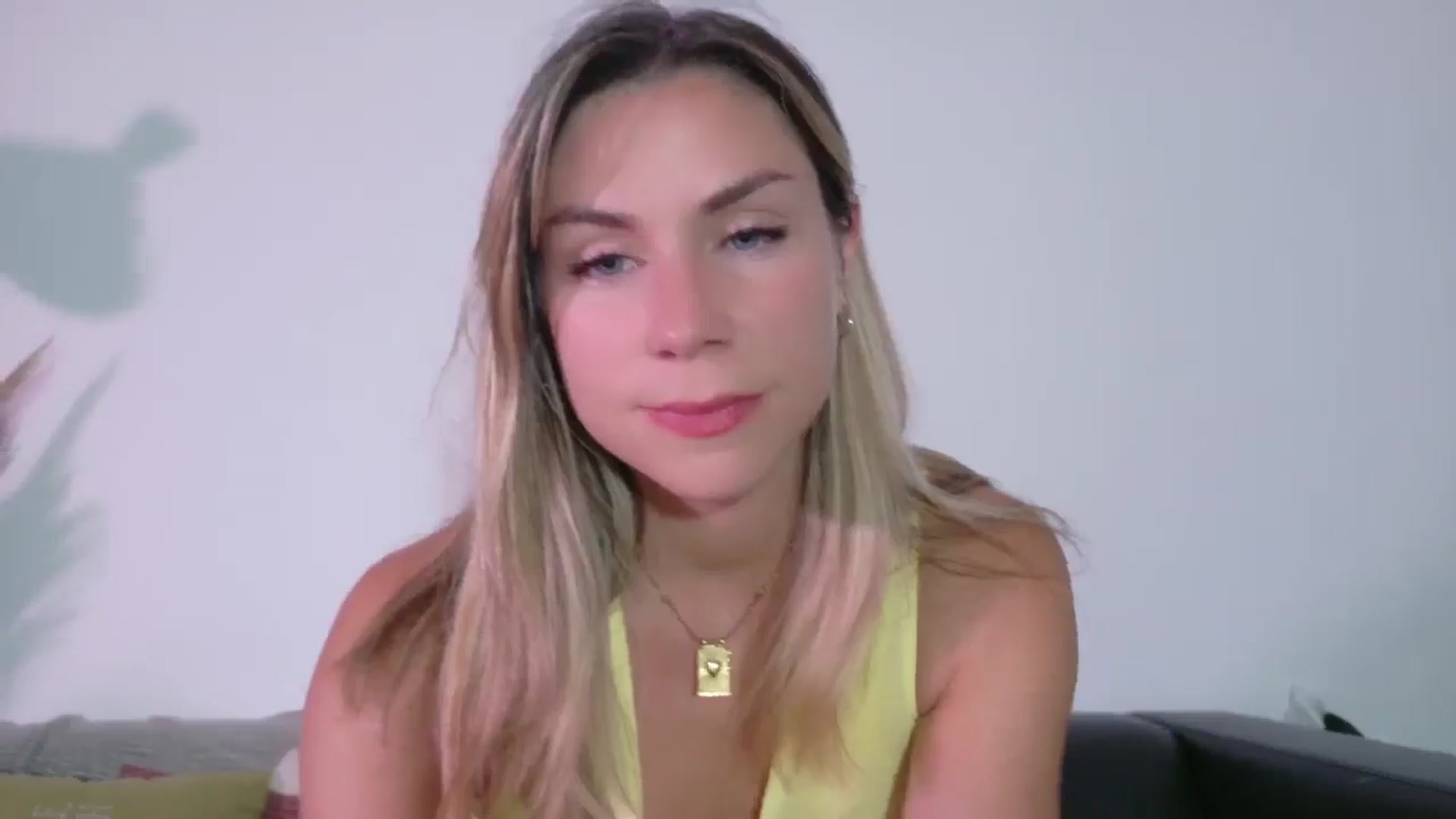Gallery image thumbnail from Alicewonder1's myfreecams stream on, 05/25/2025, 19:12 image 9 of 20