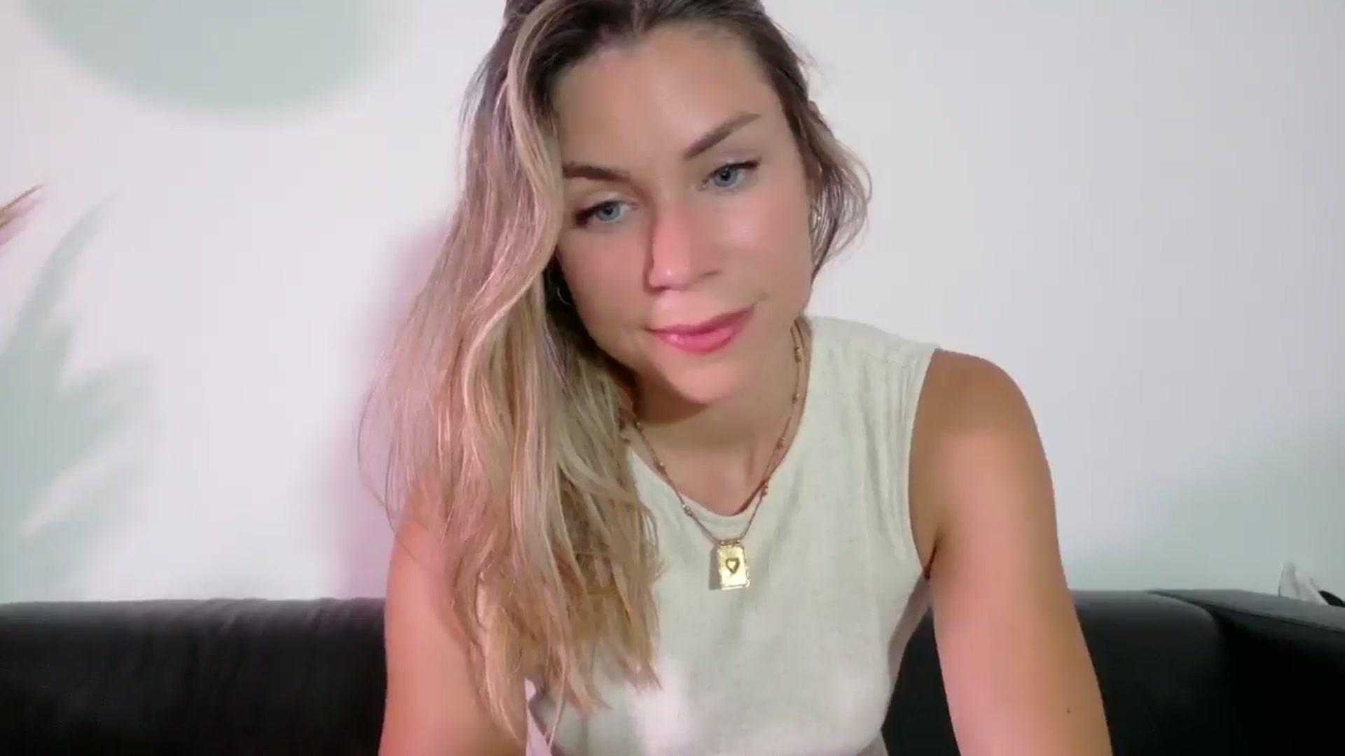 Gallery image thumbnail from Alicewonder1's myfreecams stream on, 06/01/2025, 22:04 image 12 of 20